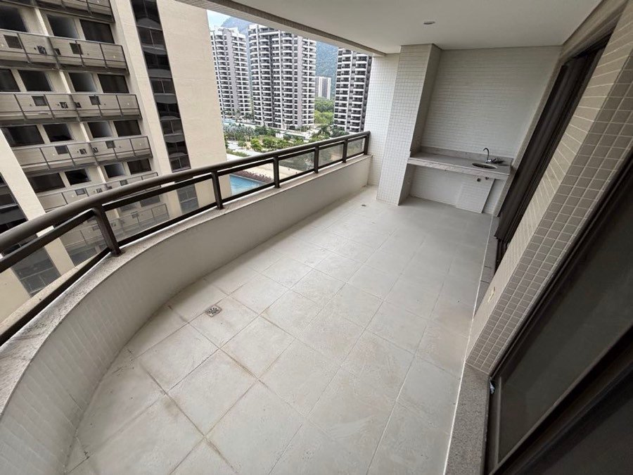 Varanda gourmet com bancada em granito da unidade 705, Torre Lírio, Elos Ilha Pura