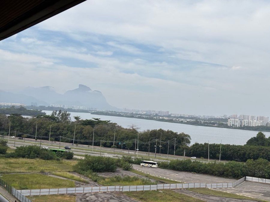 Vista real da Lagoa e da Pedra da Gávea a partir de uma unidade do Elos Ilha Pura