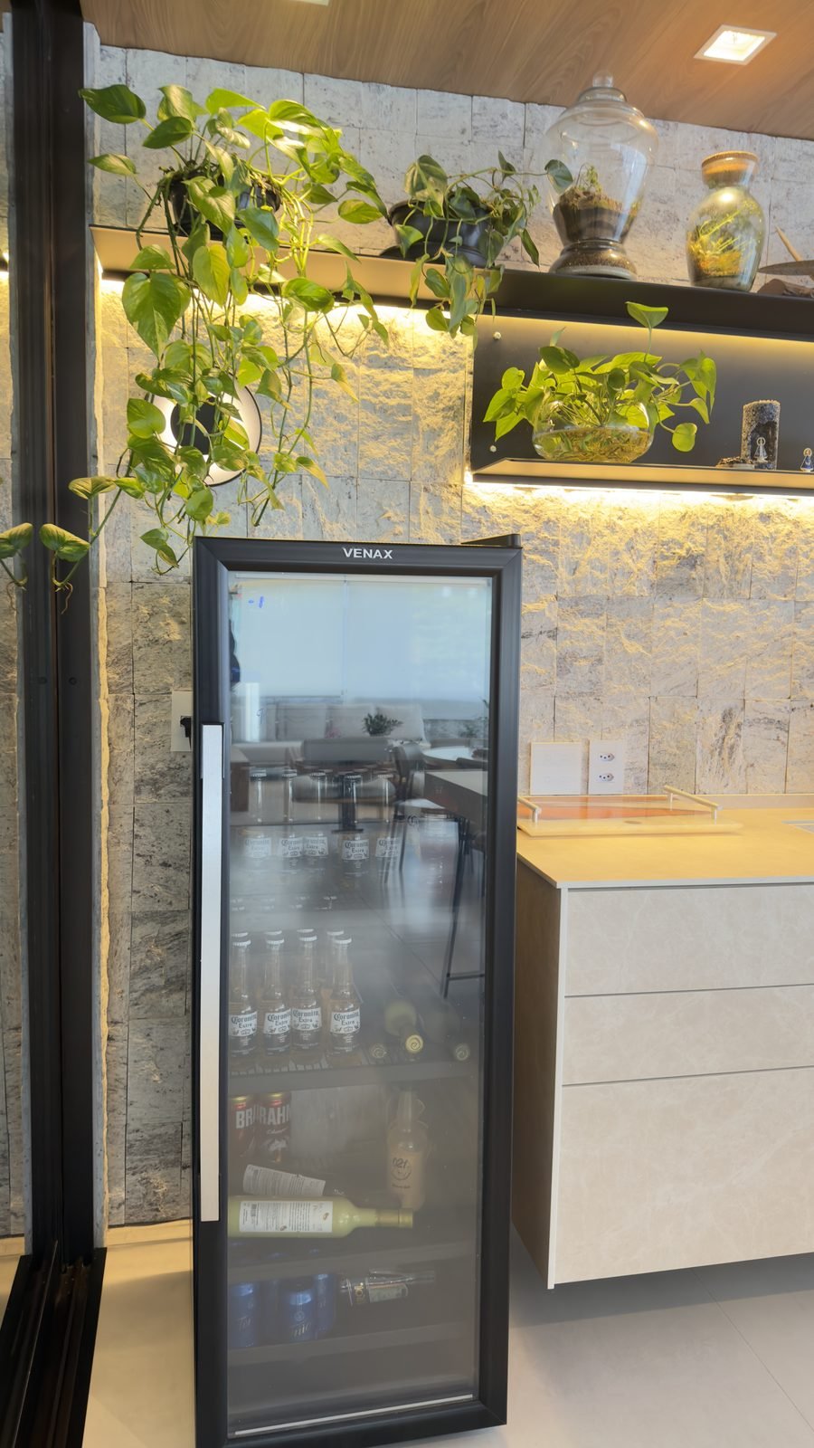 Adega climatizada do apartamento de 360 m² no Jardim Oceânico, Barra da Tijuca