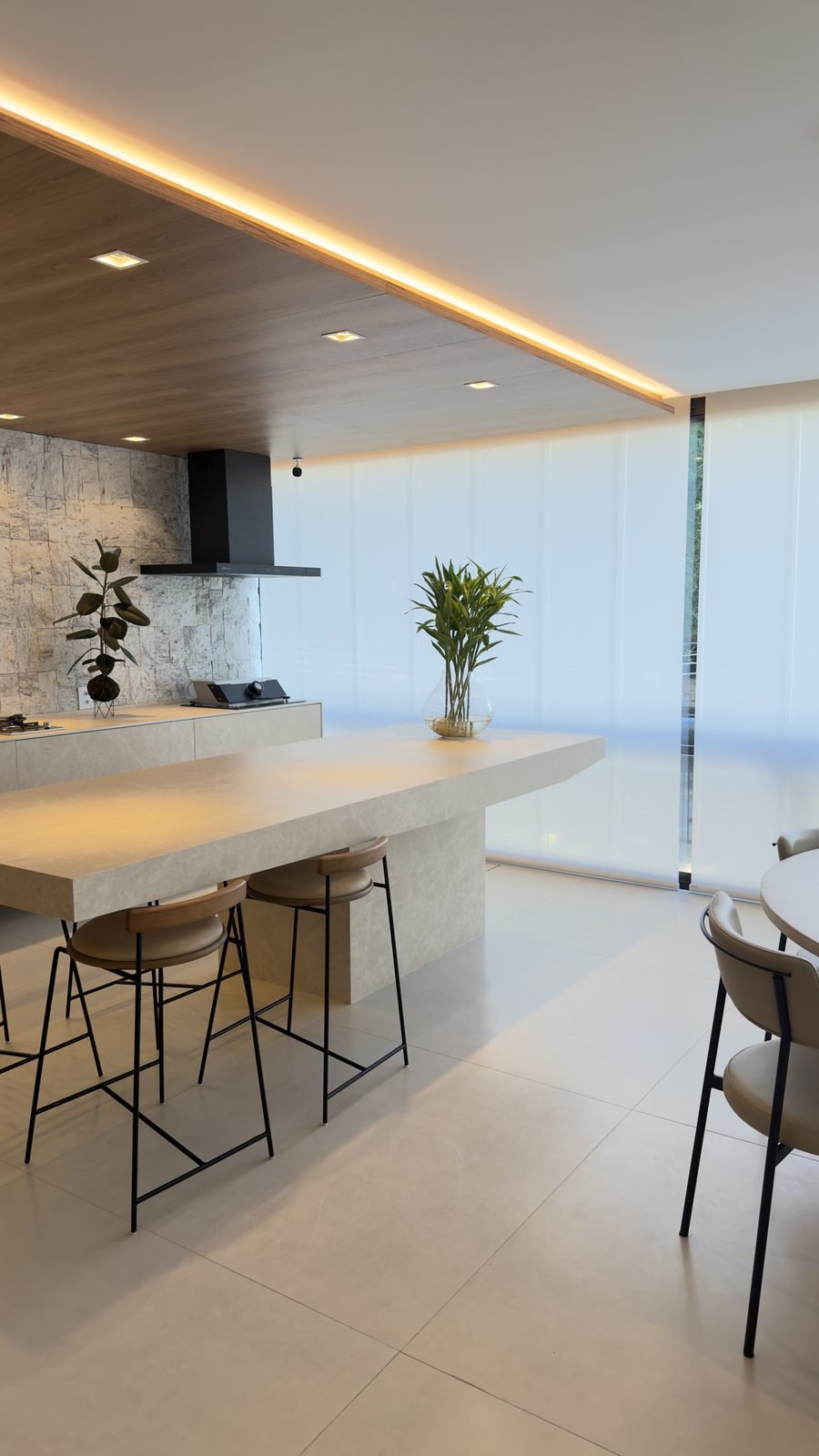 Bancada e banquetas do apartamento de 360 m² no Jardim Oceânico, Barra da Tijuca