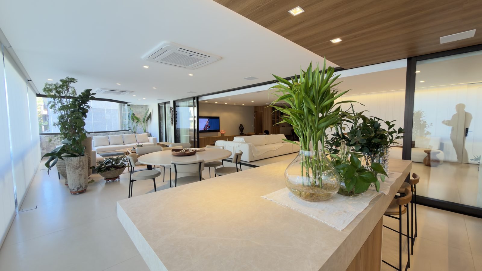 Cozinha com ilha do apartamento de 360 m² no Jardim Oceânico, Barra da Tijuca