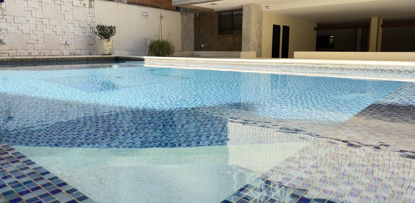 Piscina do condomínio do apartamento de 360 m² no Jardim Oceânico, Barra da Tijuca