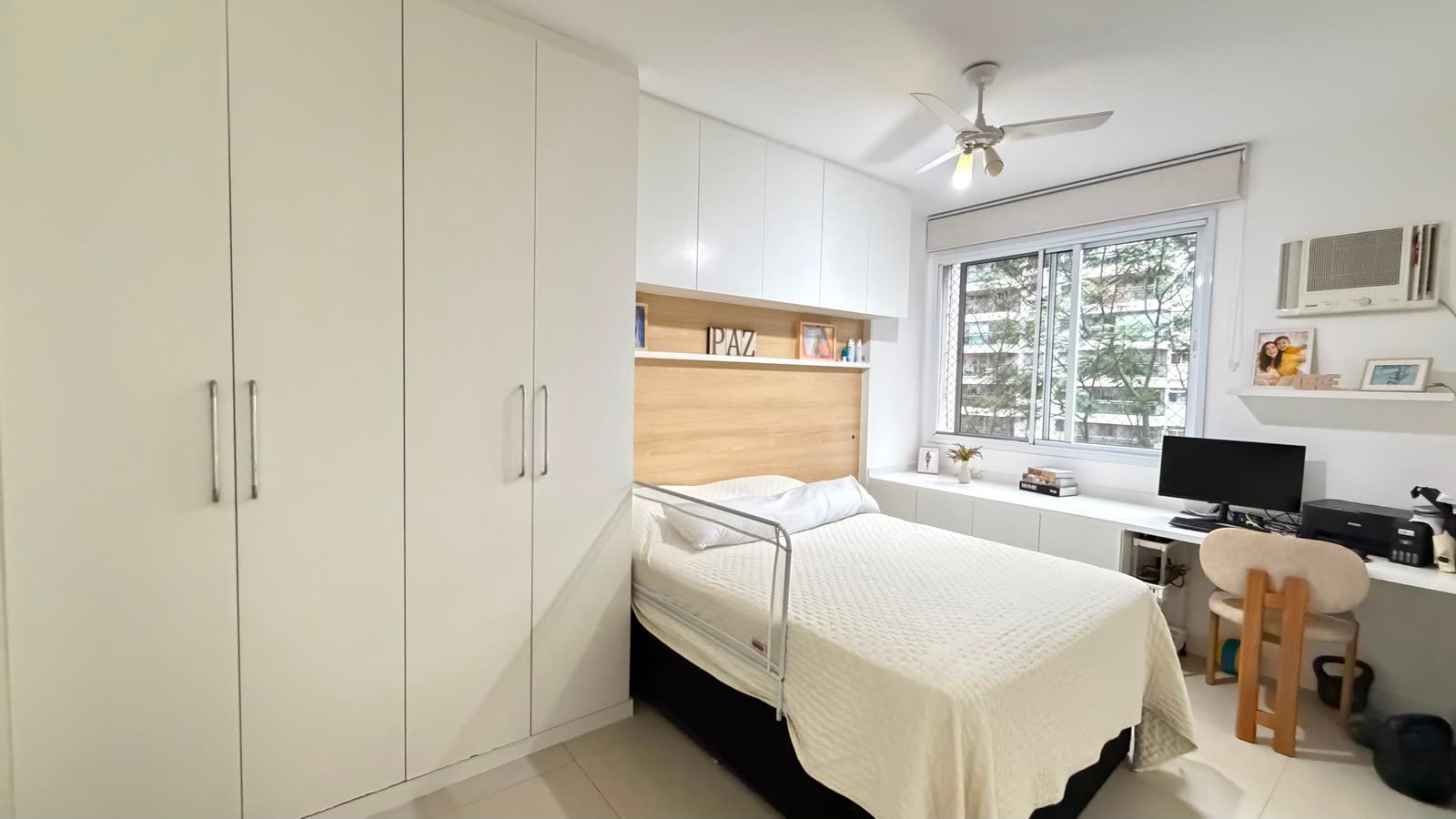 Suíte com armários planejados e bancada de estudo no apartamento do Maayan Cidade Jardim