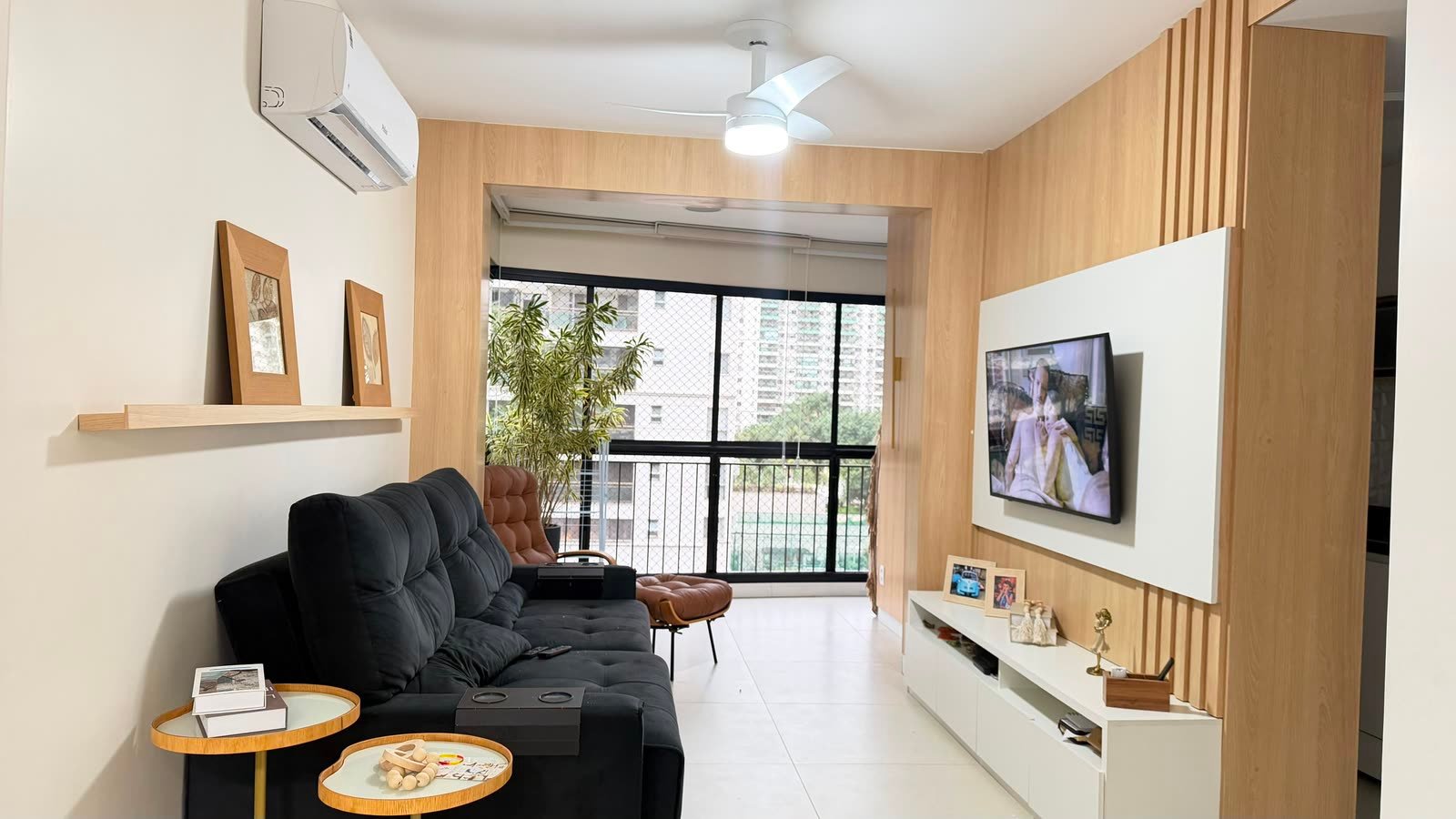 Sala de estar do apartamento reformado de 70m² no Maayan Cidade Jardim, Barra Olímpica