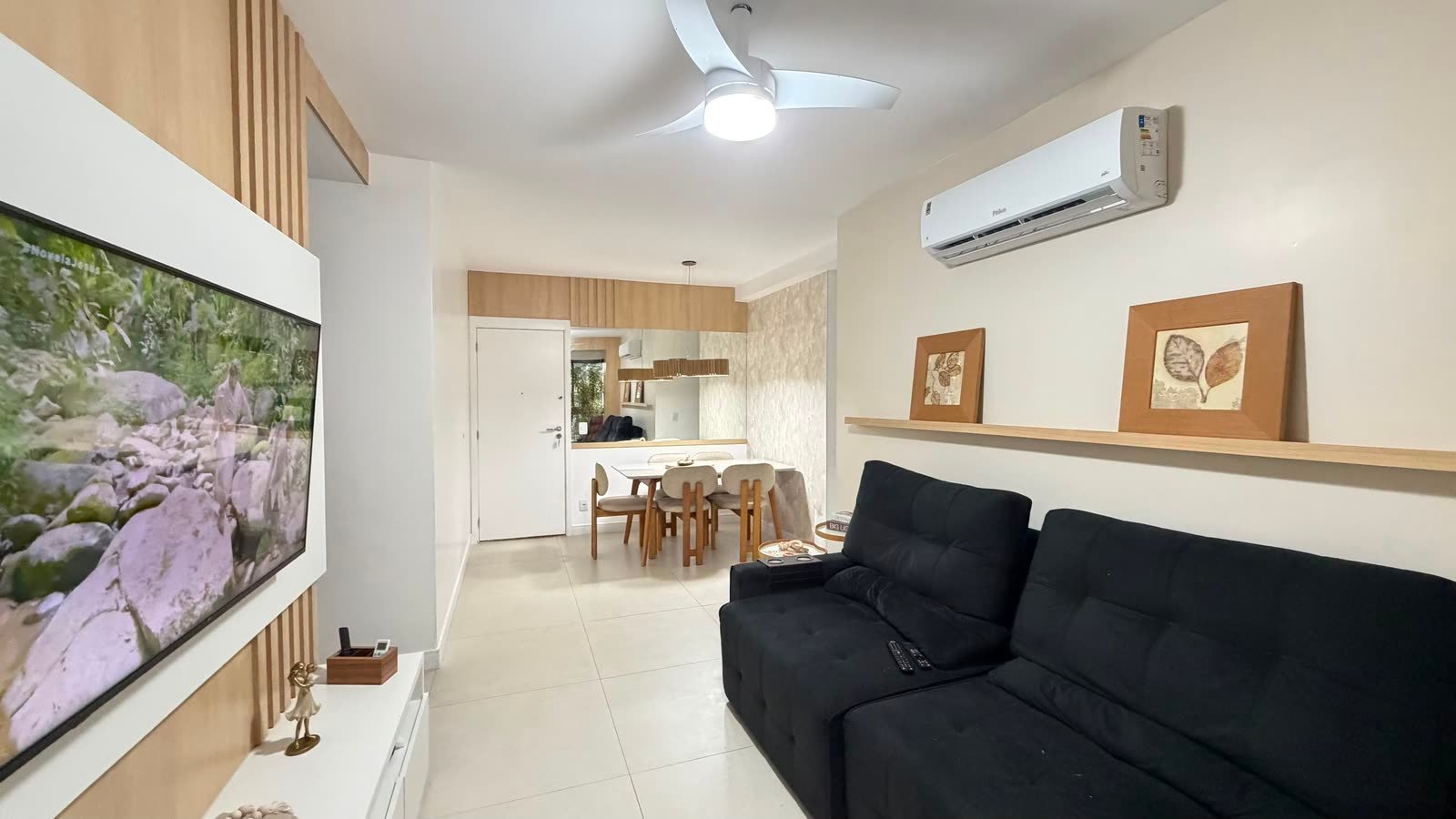 Sala em planta integrada com a copa e a cozinha do apartamento de 70m² no Maayan