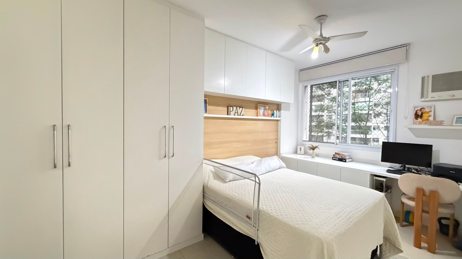 Armários planejados do piso ao teto na suíte do apartamento de 2 quartos