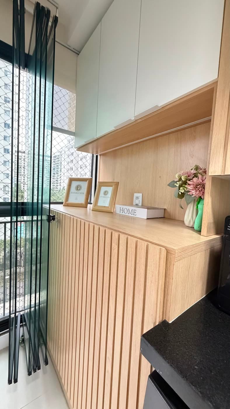 Varanda coberta com marcenaria ripada sob medida no apartamento do Maayan