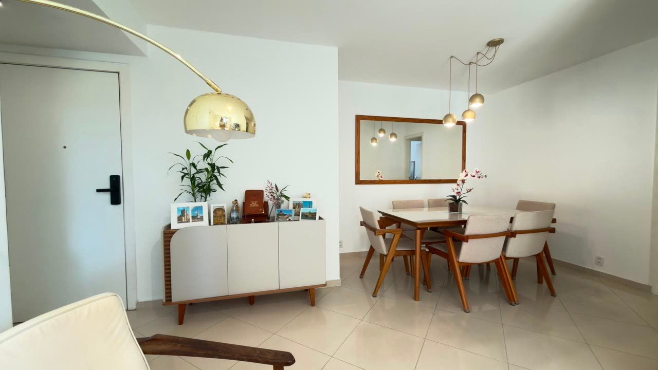 Ambiente de jantar visto a partir da sala de estar do apartamento