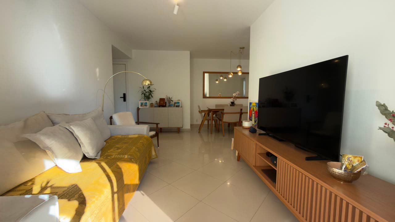 Sala ampla para dois ambientes com estar e jantar integrados no apartamento de 119m²