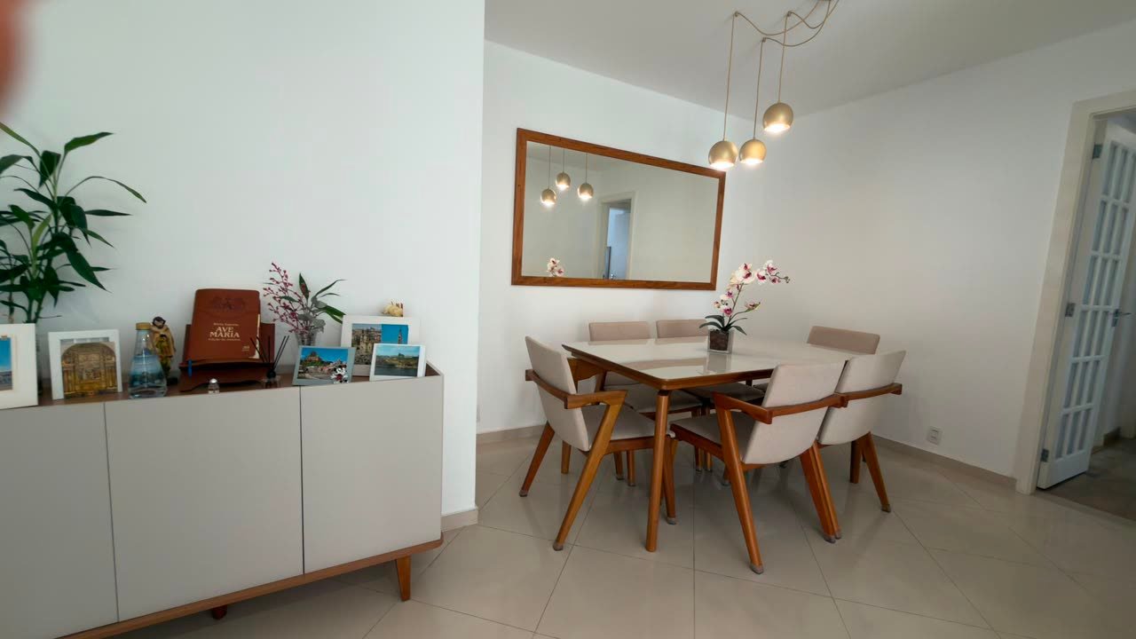 Sala de jantar com aparador e espelho no apartamento do Portal do Bosque