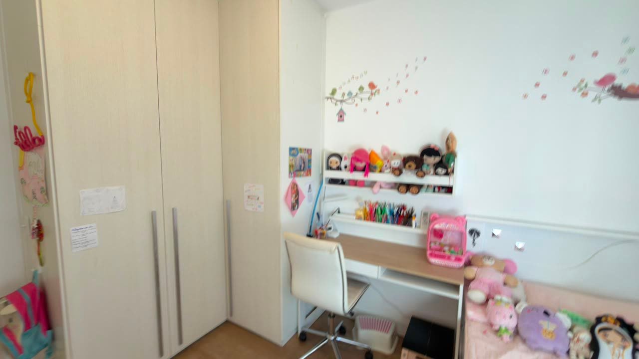 Escrivaninha e armários planejados do segundo quarto do apartamento