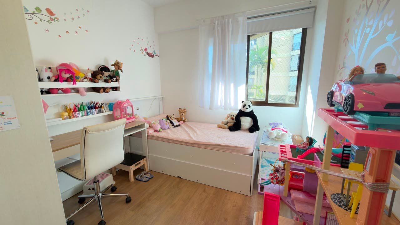 Segundo quarto com marcenaria planejada e escrivaninha embutida