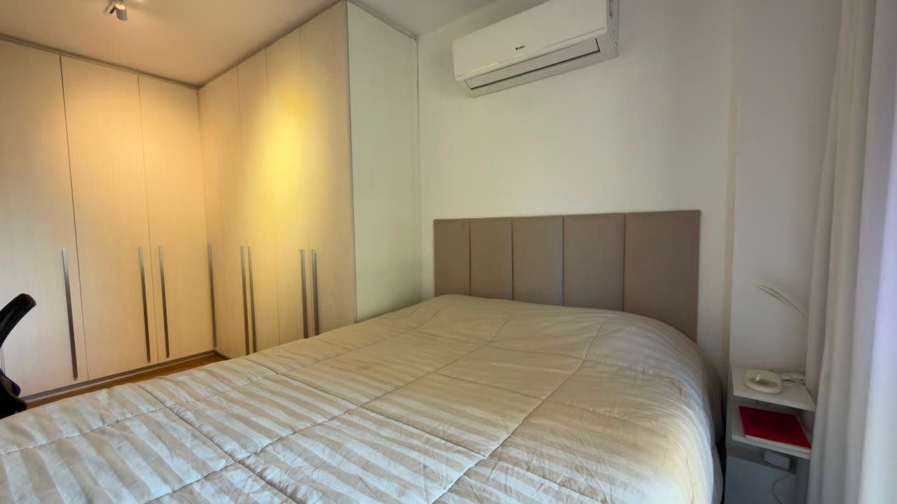 Suíte do apartamento com armários planejados Madeirol e cama de casal
