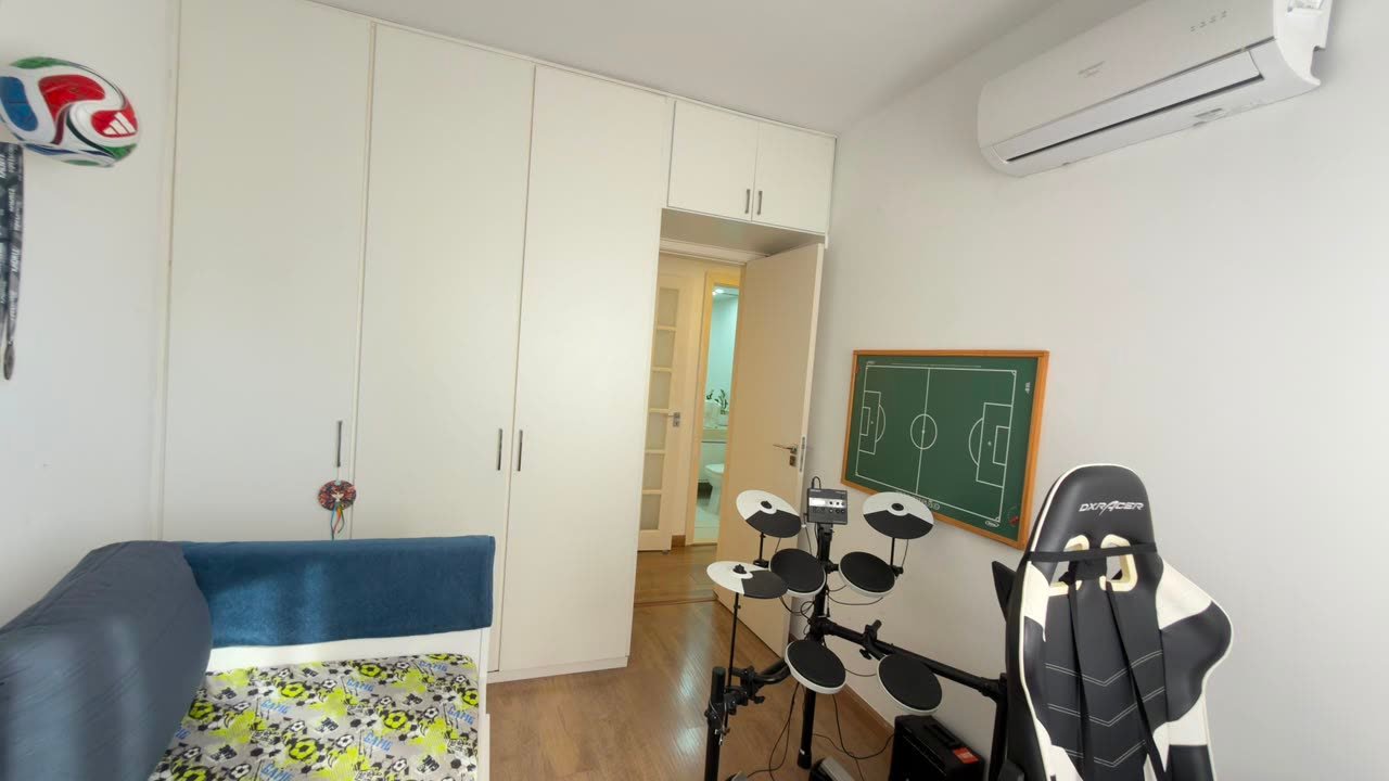 Armários planejados do terceiro quarto com acesso ao banheiro