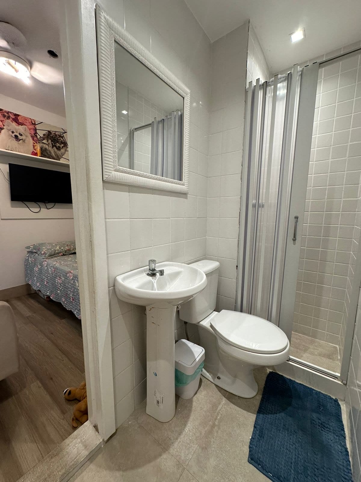 Banheiro da quarta suíte com box e ventilação natural