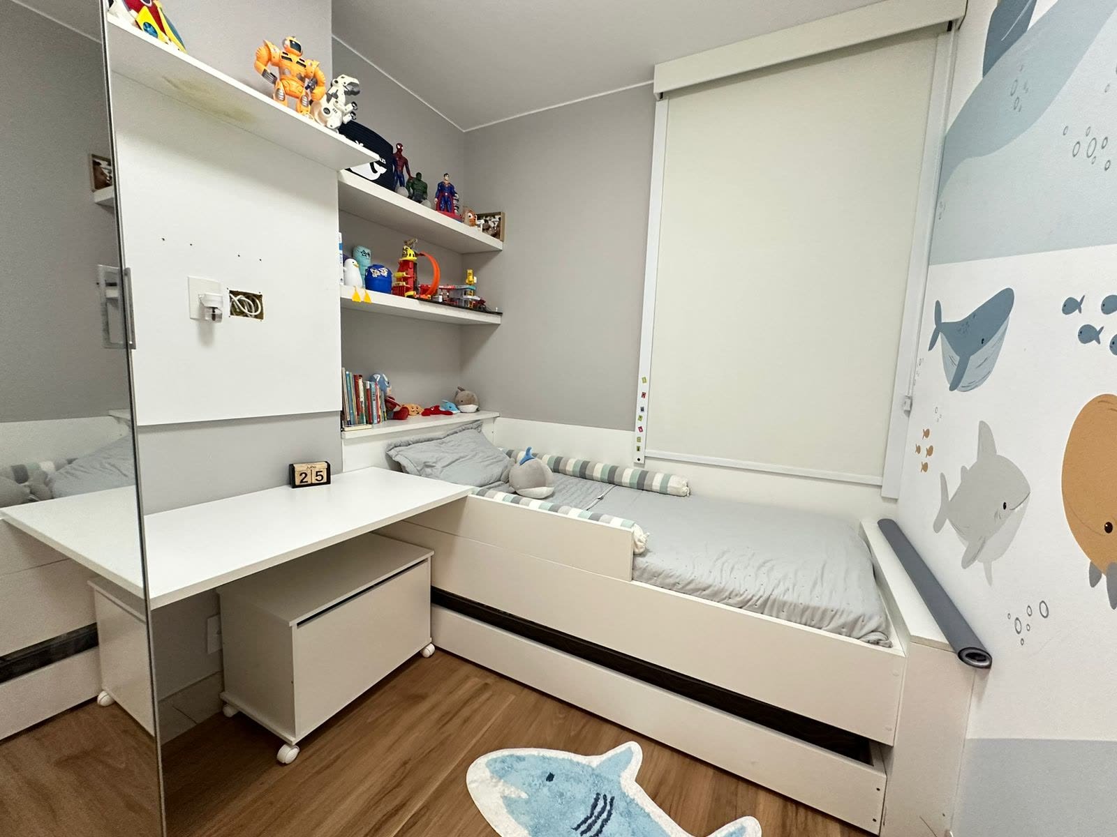 Quarto infantil com marcenaria planejada, cama e escrivaninha embutida