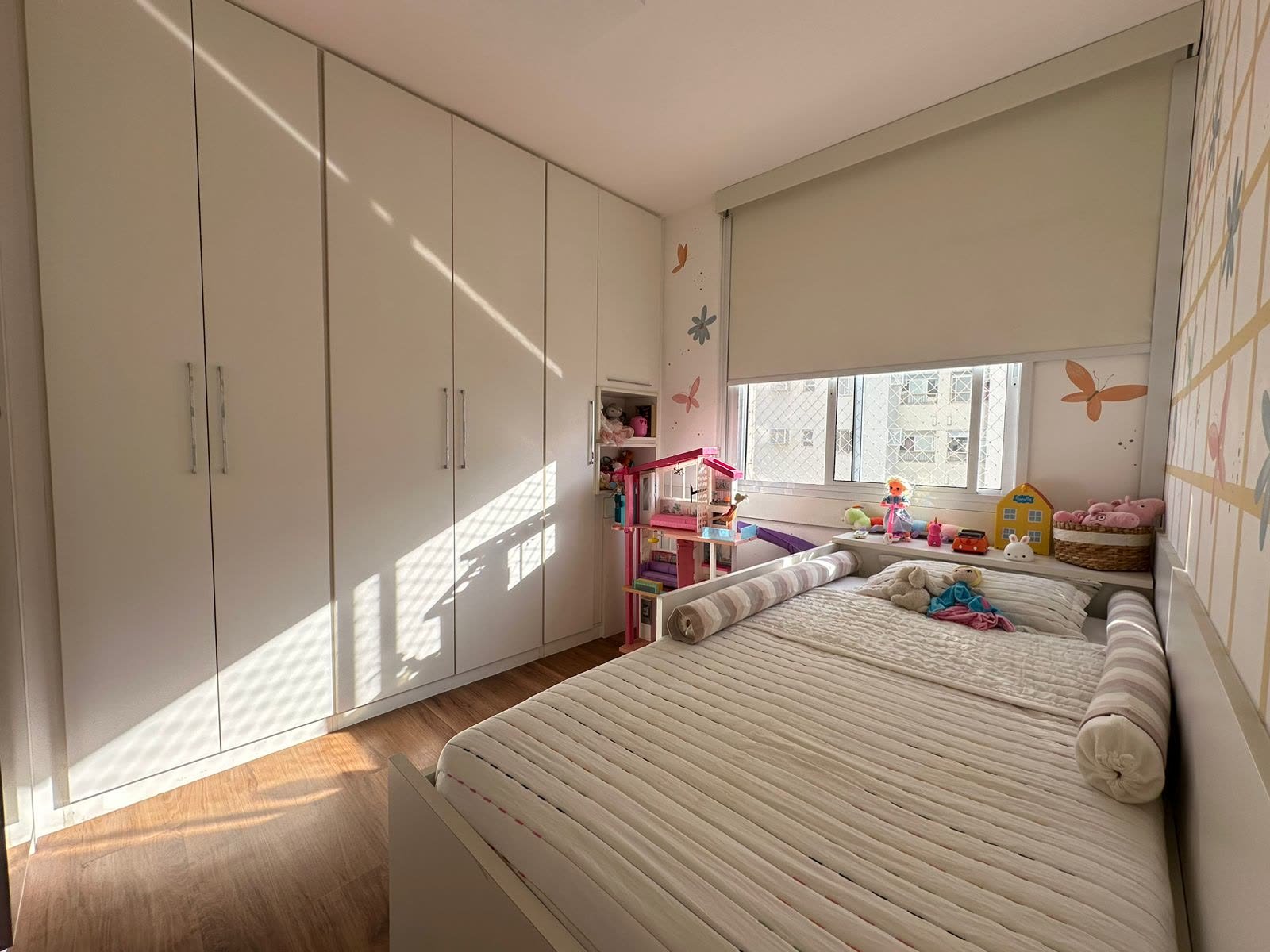 Terceiro quarto com armários planejados do piso ao teto e cama inclusa