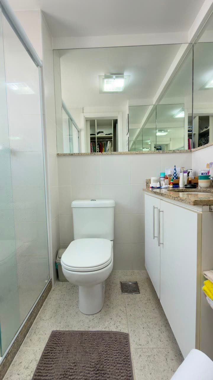 Banheiro social do apartamento no Reserva Jardim
