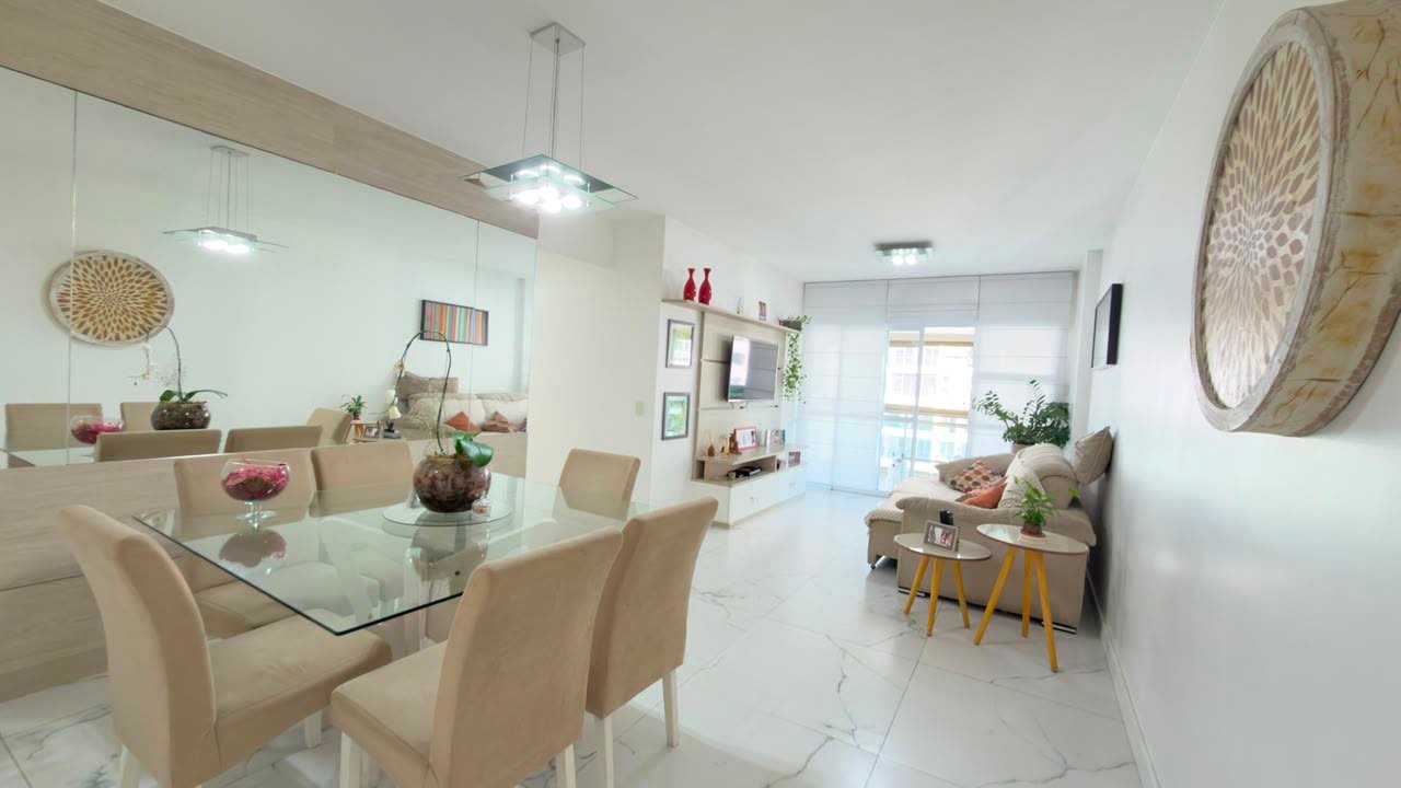 Sala e jantar integrados com piso em porcelanato no apartamento do Reserva Jardim