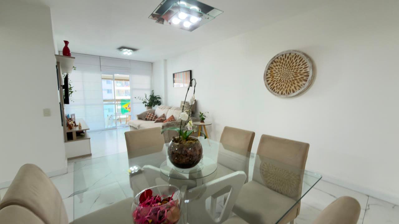 Ambiente de jantar com mesa de vidro para seis lugares