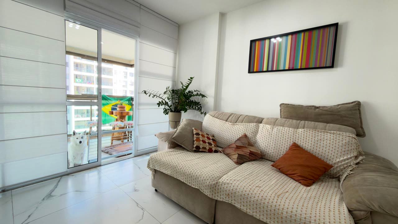 Sala de estar com acesso à varanda com cortina de vidro
