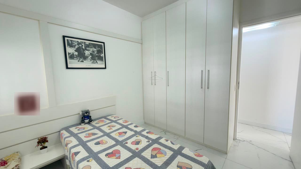 Segundo quarto com armários planejados do piso ao teto