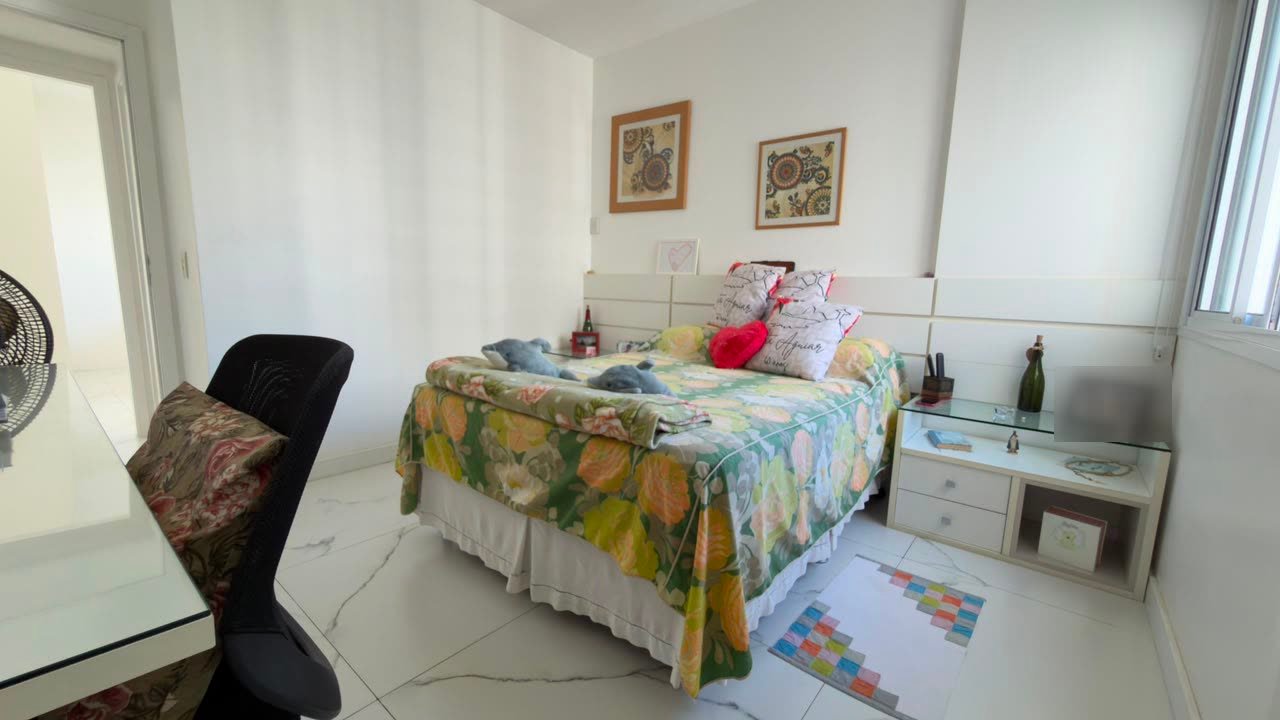 Suíte do apartamento com armários planejados e bancada de estudo