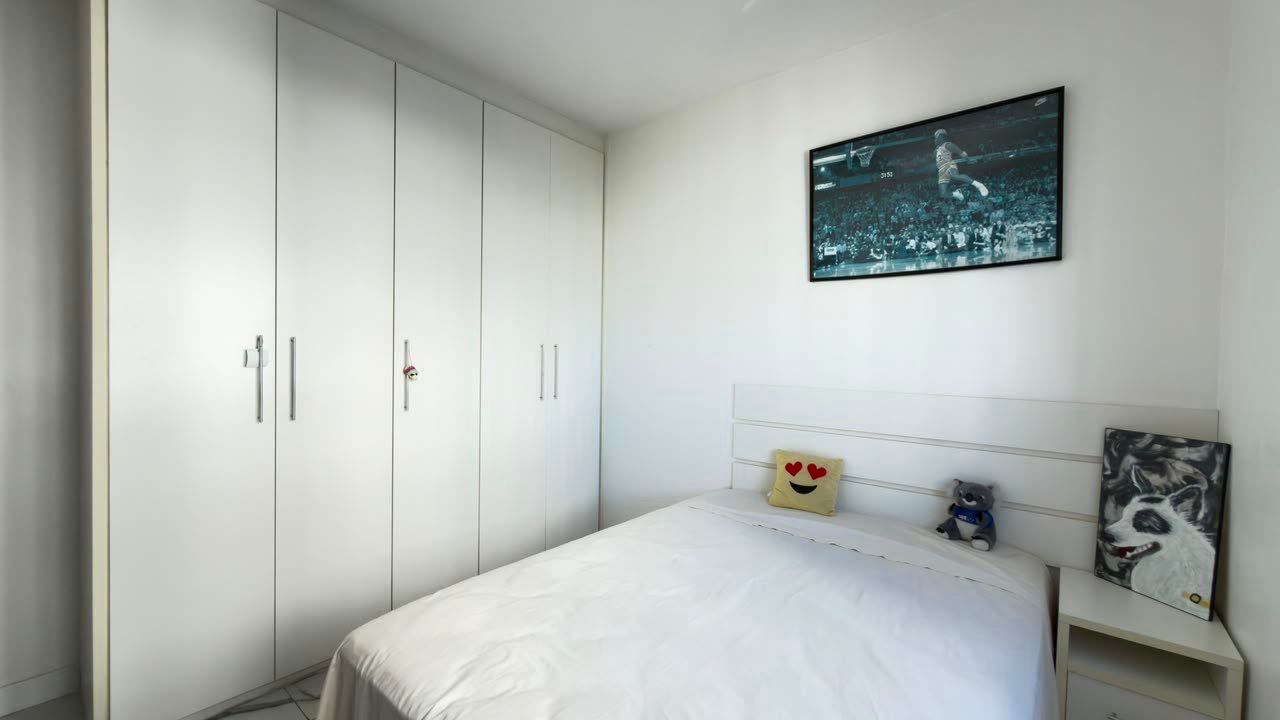 Terceiro quarto com armários planejados e boa iluminação natural