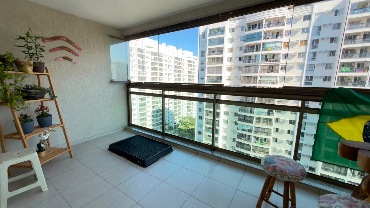 Varanda com cortina de vidro e vista externa do andar alto