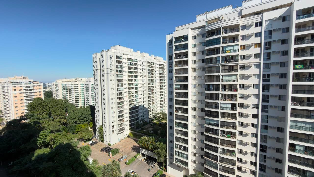 Vista das torres e da área verde do condomínio Reserva Jardim
