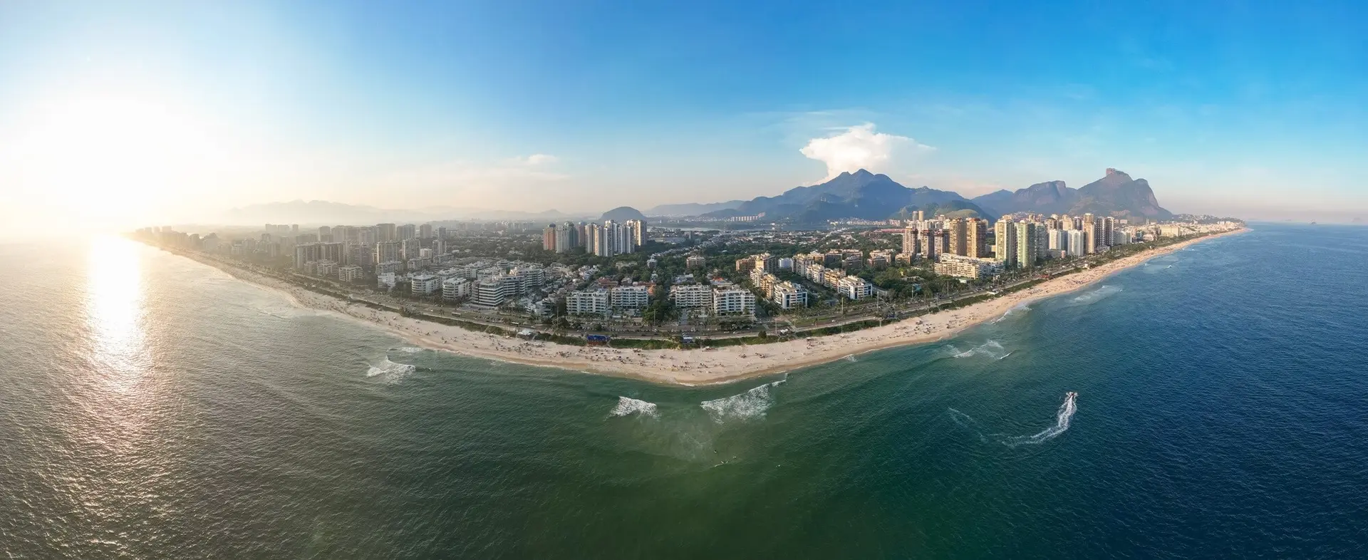 Vista aérea da praia e orla da Barra da Tijuca, Rio de Janeiro