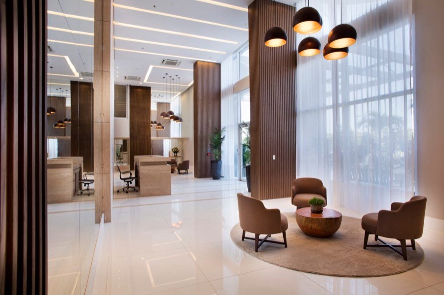Lobby com pé-direito duplo do Viure Ilha Pura