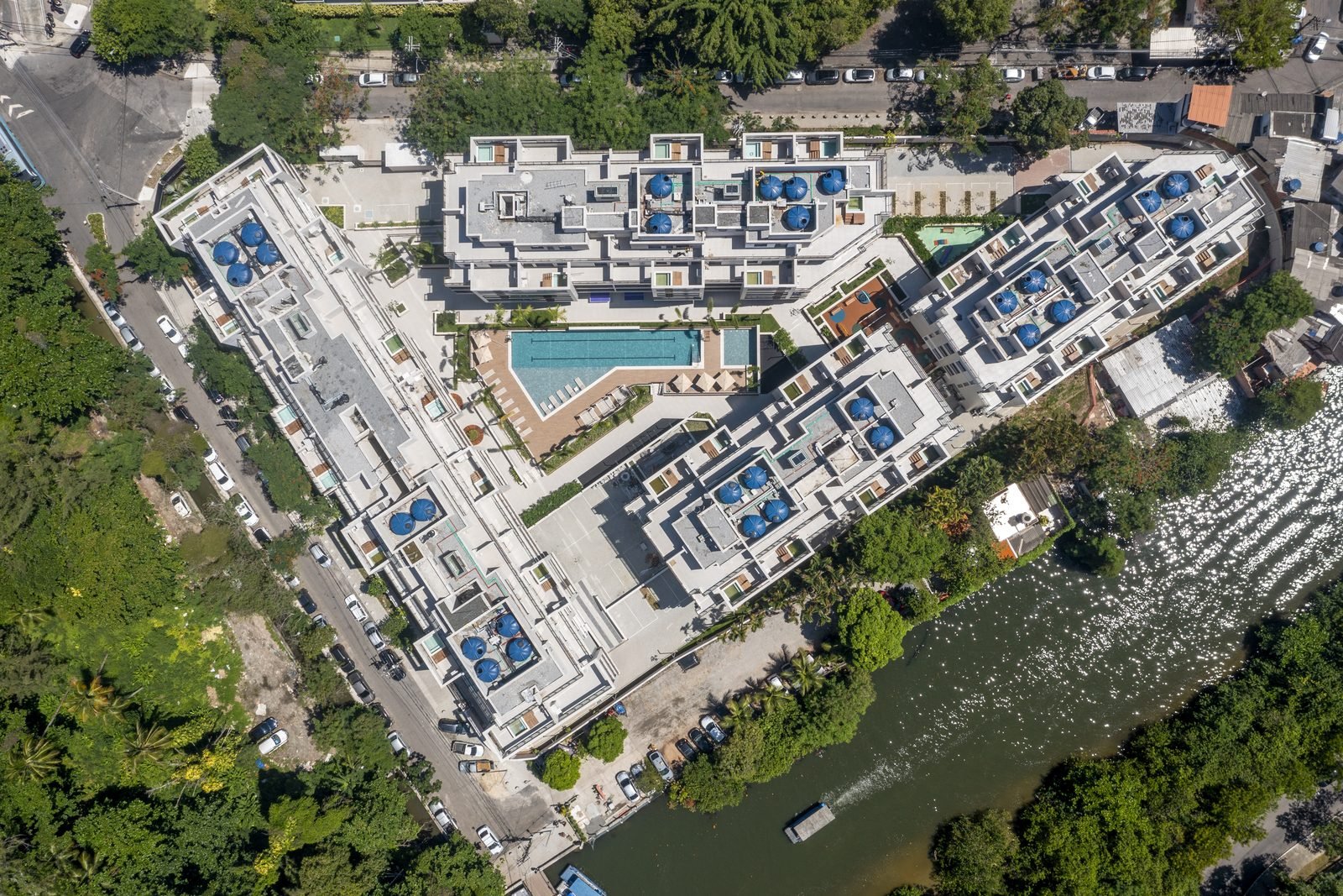 Vista aérea da implantação do All Jardim Oceânico, com os quatro edifícios em volta do complexo aquático