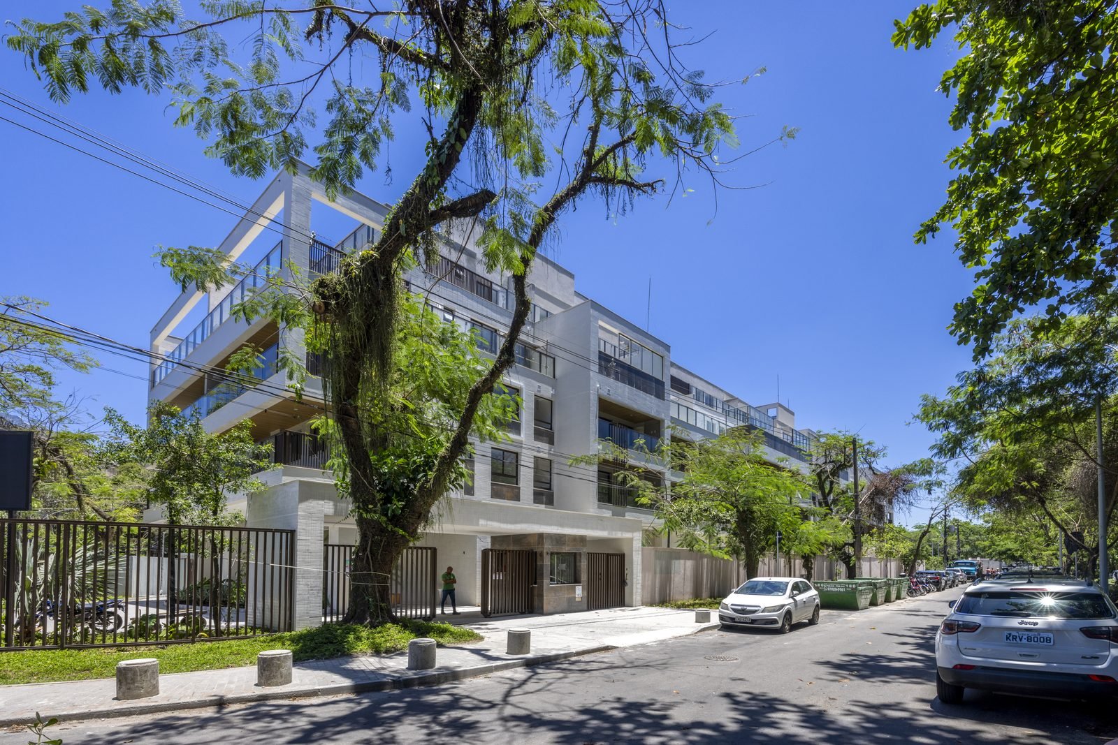 Fachada do All Jardim Oceânico vista da Avenida Nuta James, com árvores na calçada