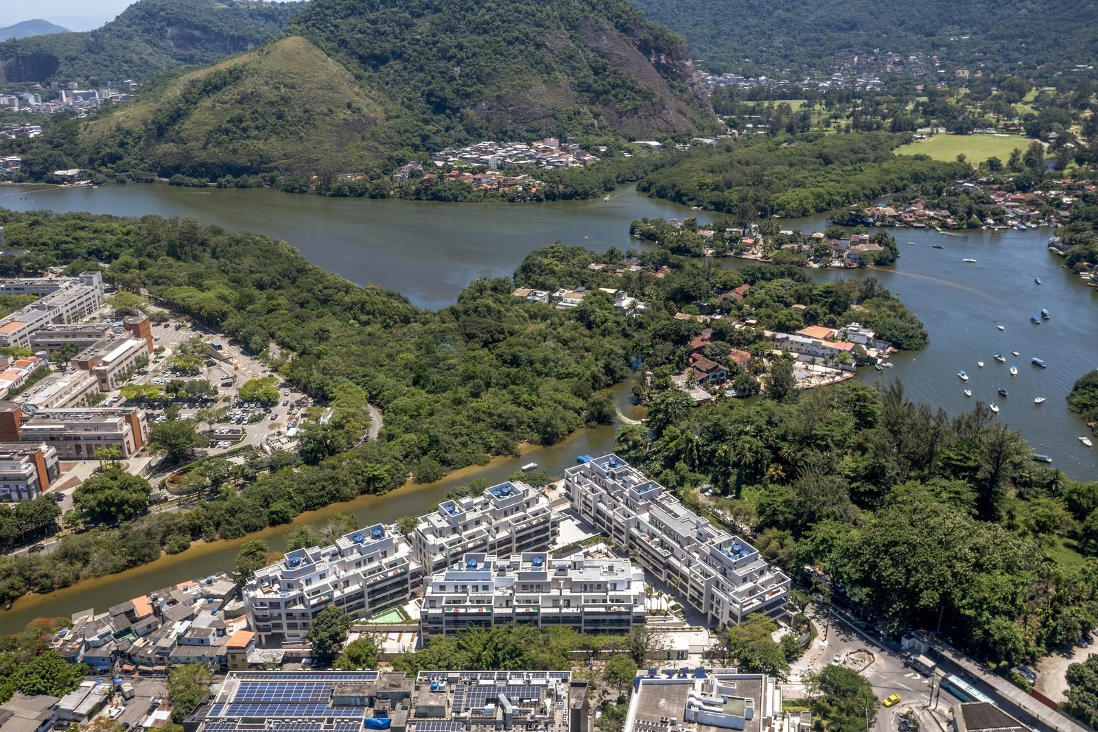 Vista aérea do All Jardim Oceânico entre a lagoa e o maciço da Tijuca, no Jardim Oceânico