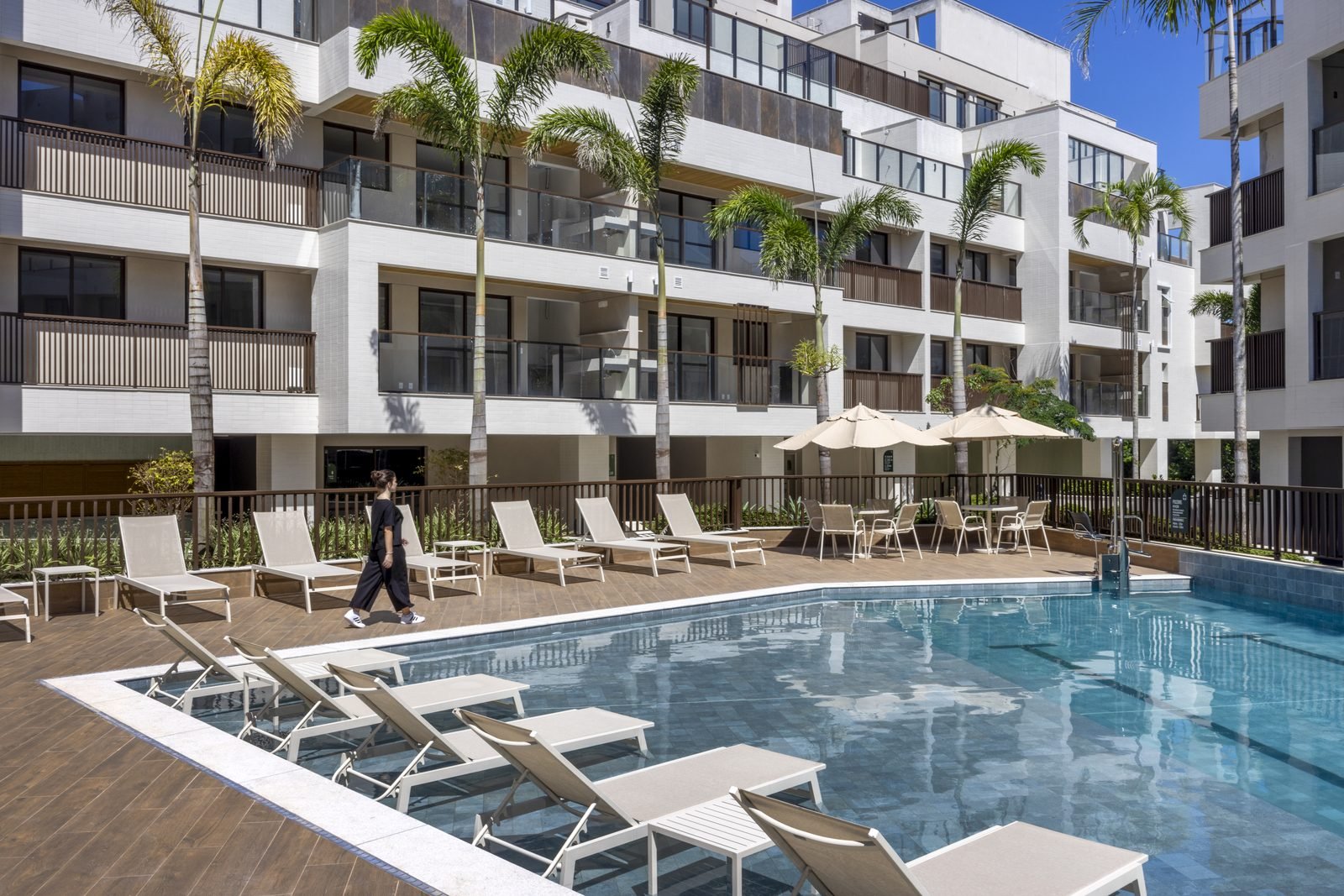 Solarium do All Jardim Oceânico com espreguiçadeiras e guarda-sóis à beira da piscina