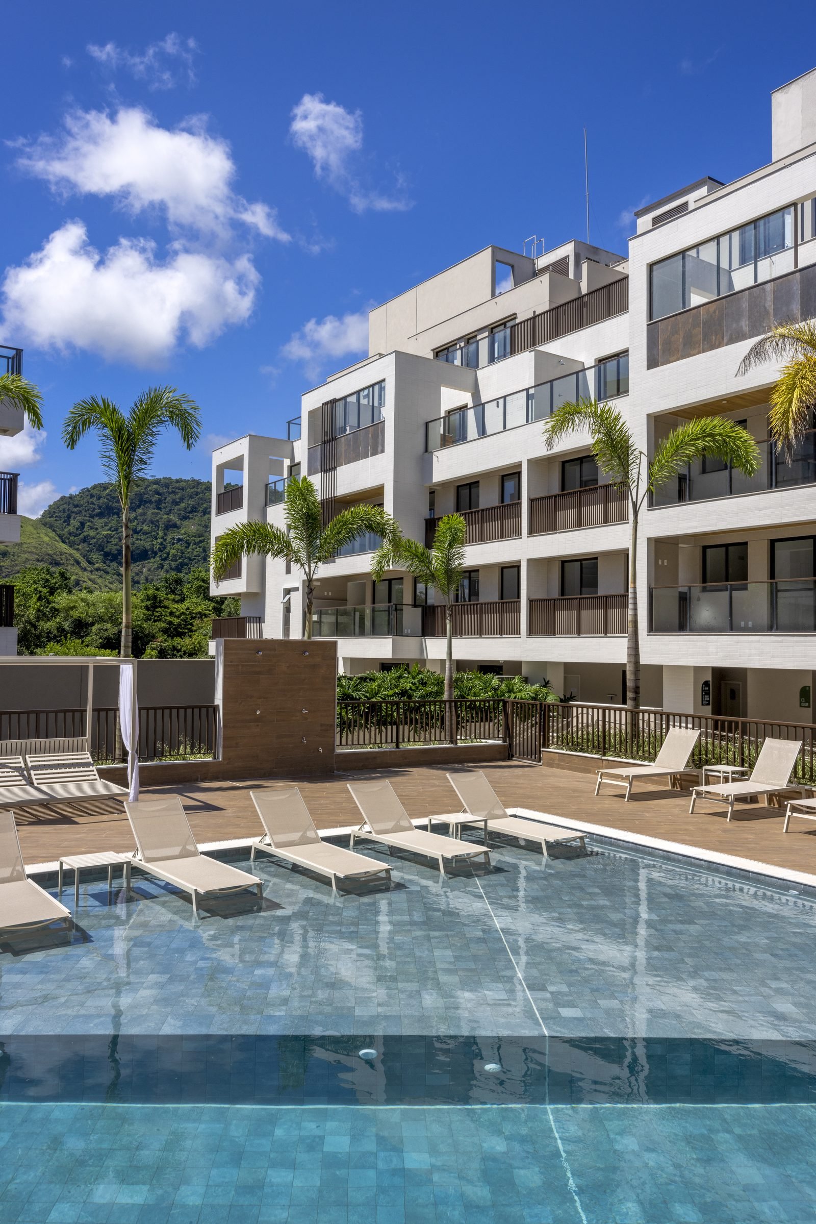 Piscina do All Jardim Oceânico com o maciço da Tijuca ao fundo