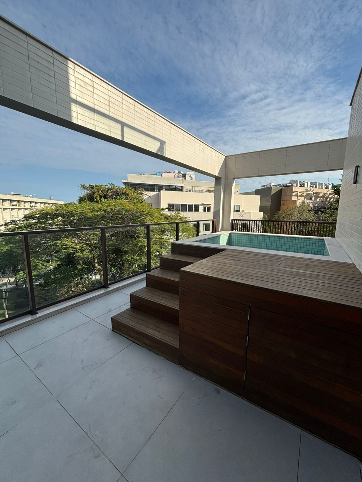 Terraço da unidade 309 do All Jardim Oceânico, com deck e piscina privativa
