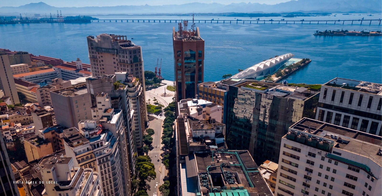 Vista aérea do Centro do Rio com a Baía de Guanabara e o Museu do Amanhã, entorno do ARB 26