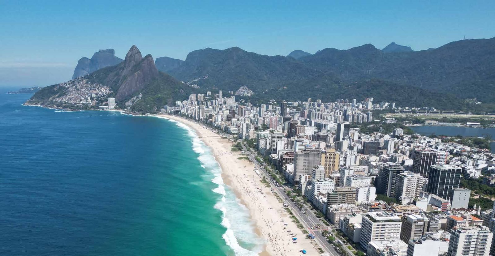 Vista aérea da praia de Ipanema com o Dois Irmãos ao fundo