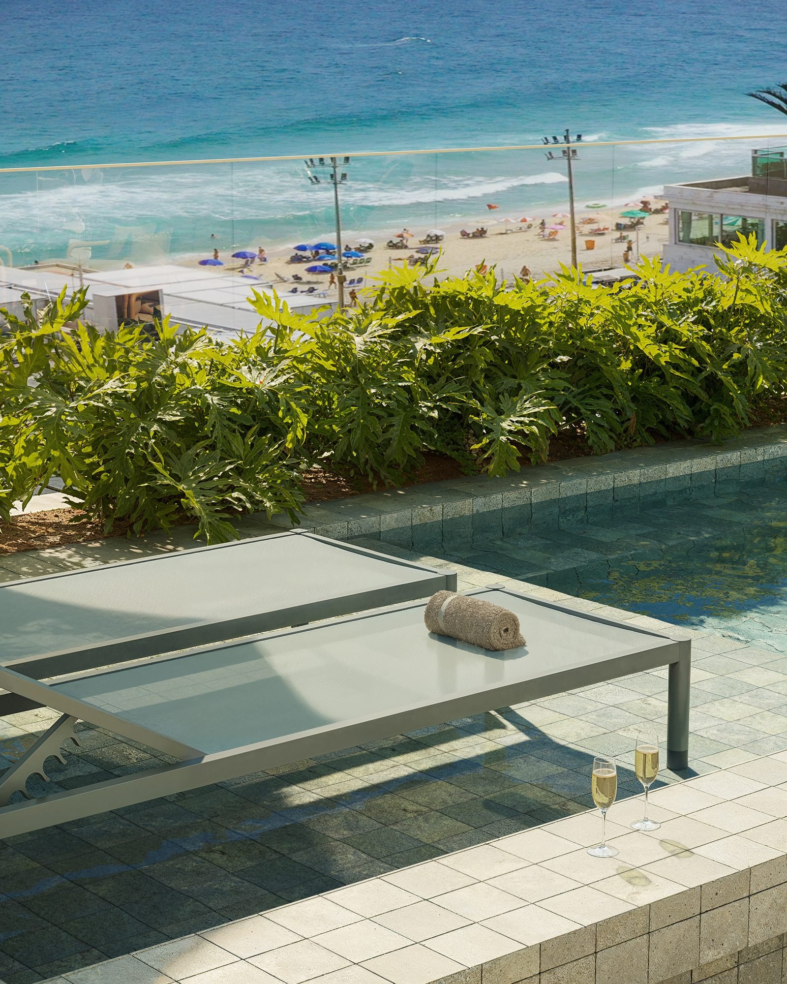 Borda da piscina do rooftop do Be.in.Rio Prudente 589, com a praia de Ipanema ao fundo