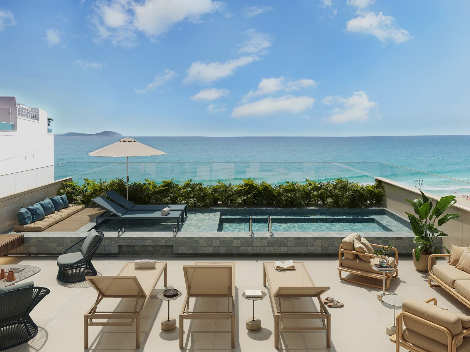 Terraço do rooftop do Be.in.Rio Prudente 589, com piscina, espreguiçadeiras e a praia de Ipanema logo atrás