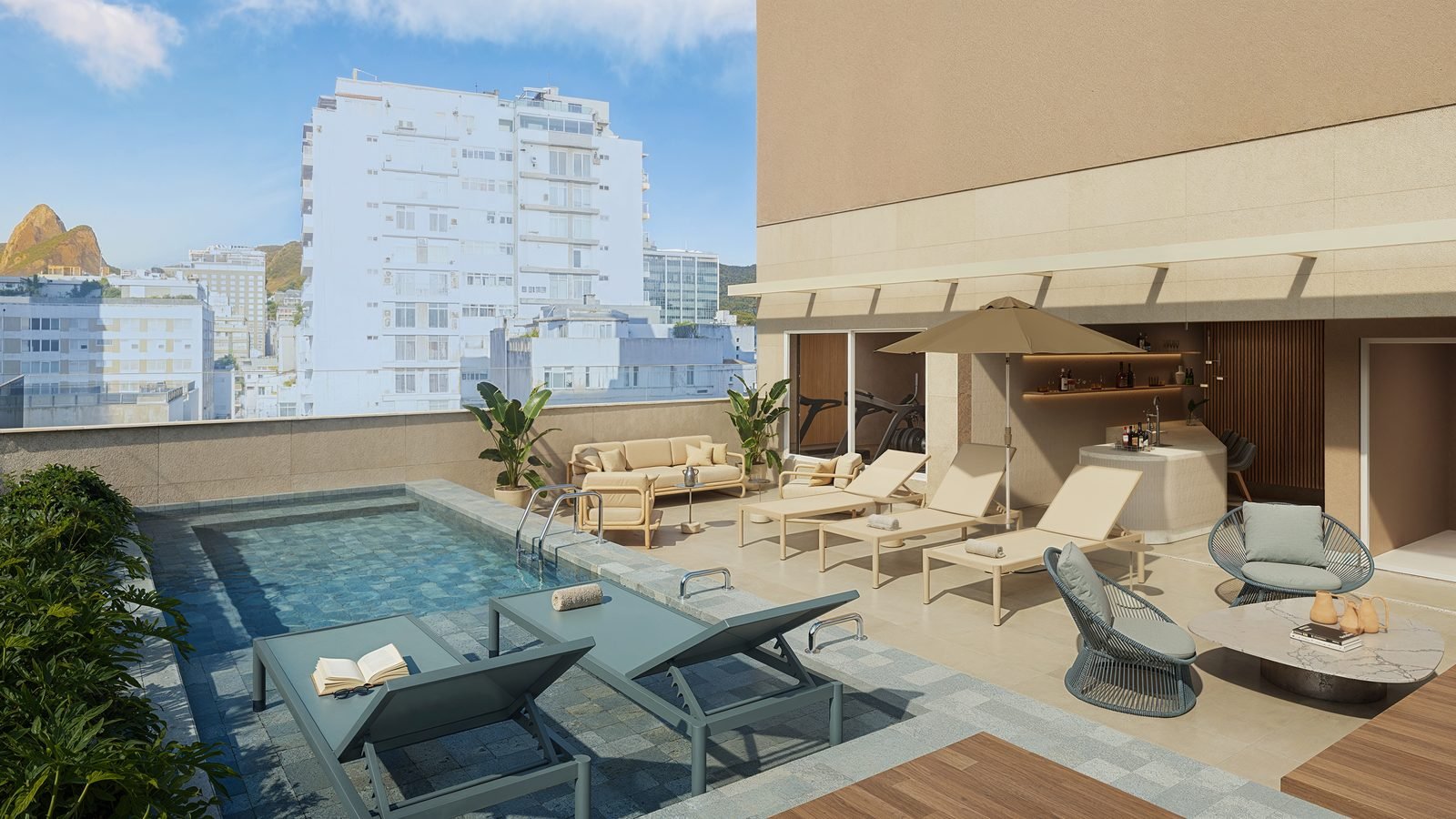 Piscina climatizada do rooftop do Be.in.Rio Prudente 589, com deck e espreguiçadeiras