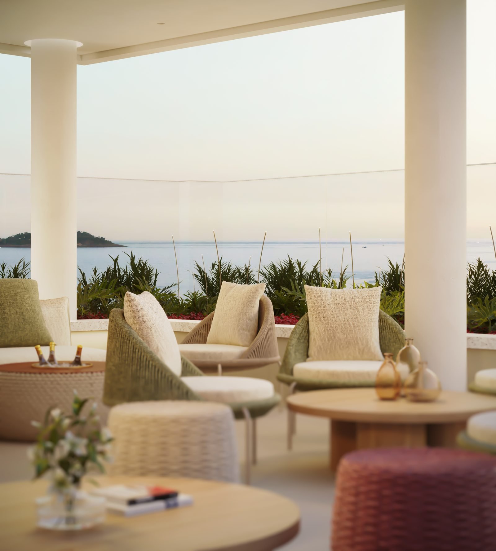 Lounge do rooftop do Be.in.Rio Praia Ipanema com vista para o mar entre os pilares