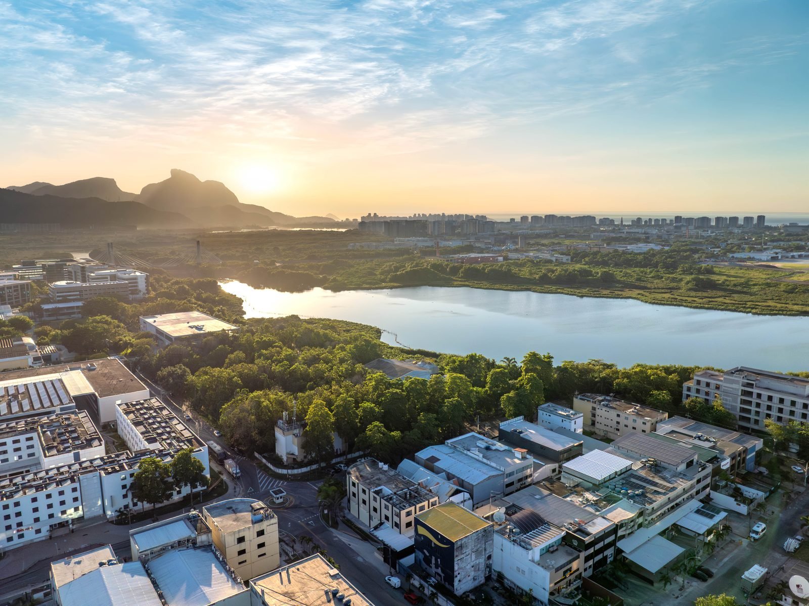Foto aérea da Lagoa de Jacarepaguá e da Barra Olímpica, região do Breeze Residence