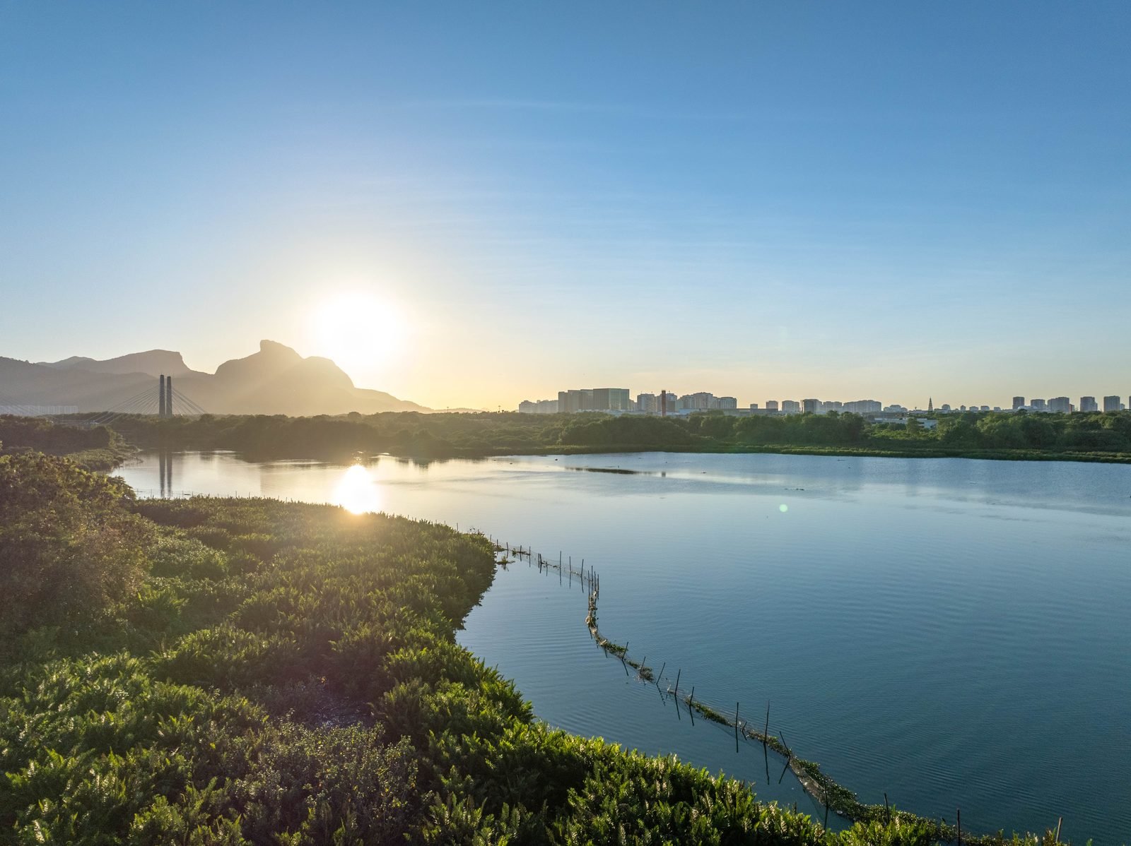 Lagoa de Jacarepaguá com a Pedra da Gávea ao fundo, vista da região do Breeze Residence