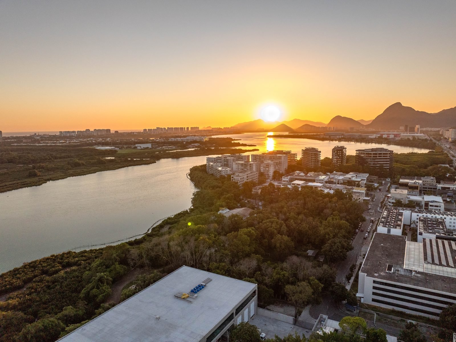 Pôr do sol sobre a Lagoa de Jacarepaguá, na região do Breeze Residence