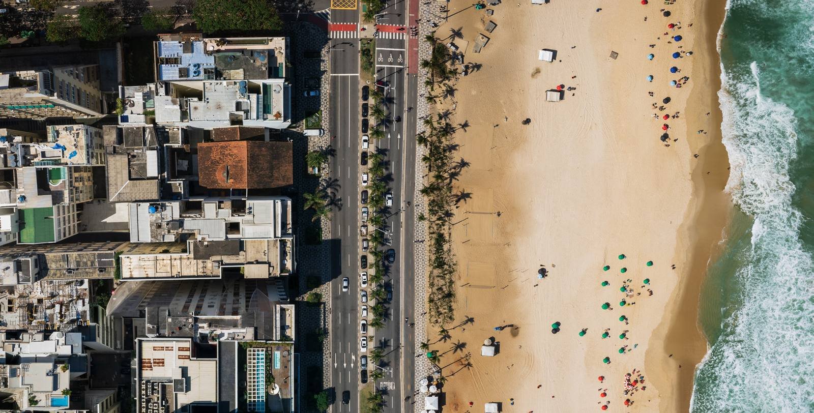 Vista aérea de Ipanema mostrando a orla, o miolo do bairro e a Lagoa ao fundo