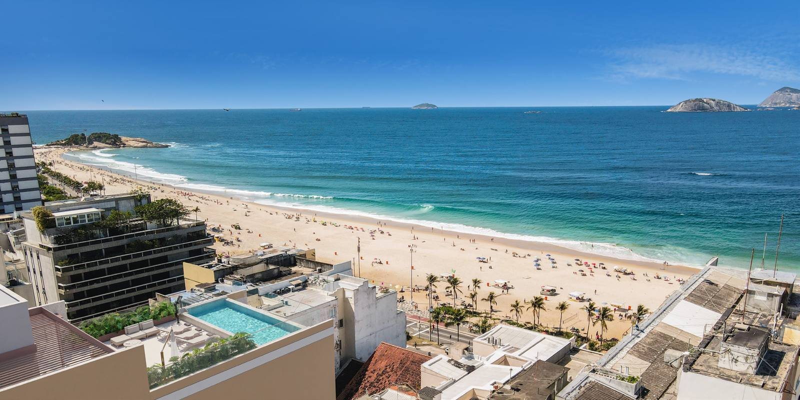 Vista aérea do Bronze Ipanema Studios e da orla de Ipanema, mostrando a distância até a areia