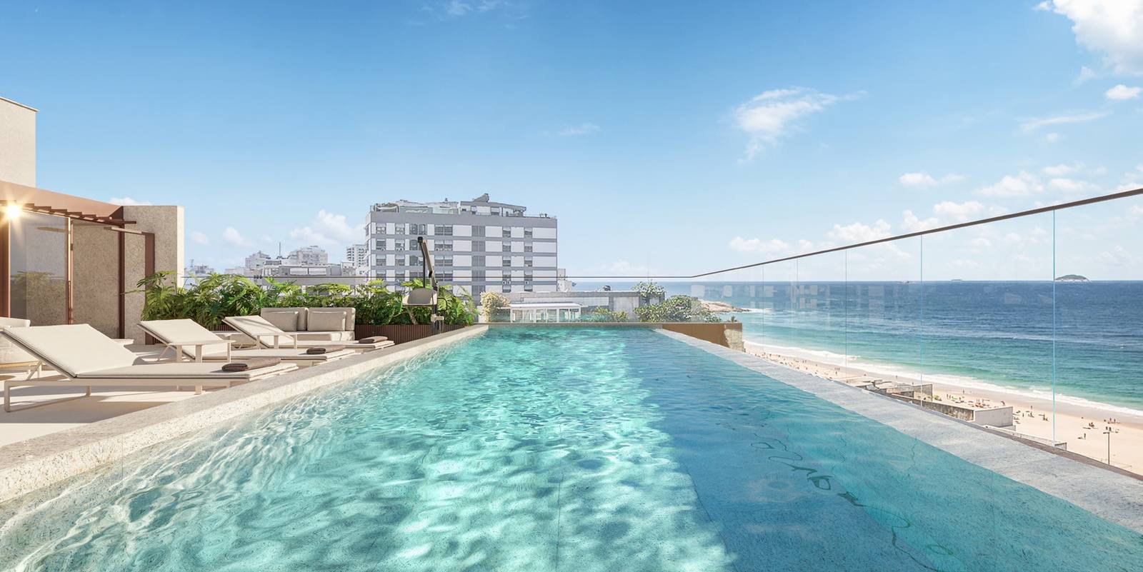 Piscina de borda infinita no rooftop do Bronze Ipanema Studios, voltada para o mar do Arpoador
